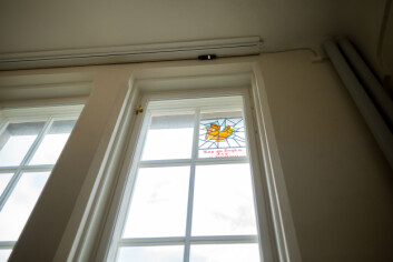 Det knuste vinduet etter orrhønas ankomst er i dag markert med et glassmaleri.