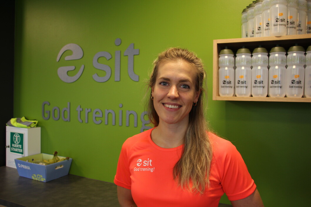 Her står Trine Rishovd i idrettsbyggets nye kafé. Her står Trine Rishovd i idrettsbyggets nye kafé.
