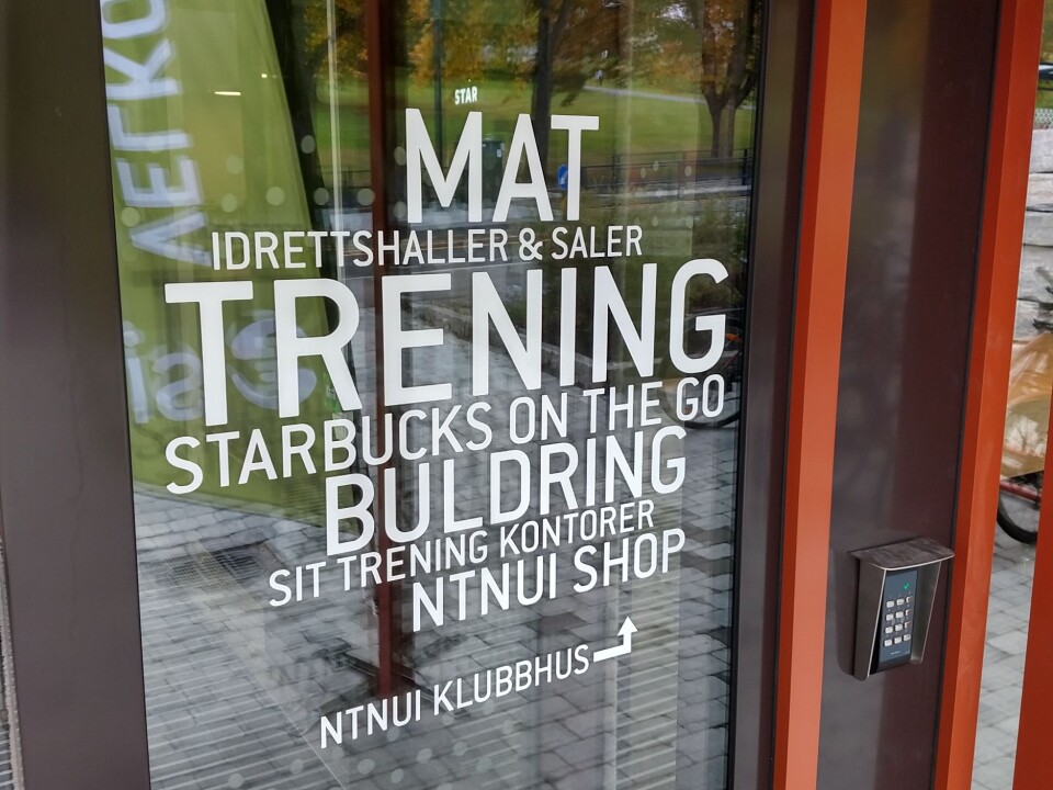 På utsiden av Idrettsbygget reklameres det for Starbucks on the go.