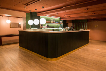 Den nye baren står nå på motsett side av lokalet. Her vil det serverast eit breitt utval av gin. Den nye baren står nå på motsett side av lokalet. Her vil det serverast eit breitt utval av gin.