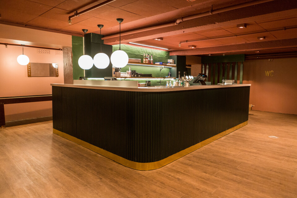 Den nye baren står nå på motsett side av lokalet. Her vil det serverast eit breitt utval av gin.