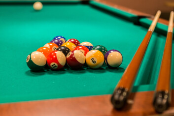 Etter opppussinga kan ein nå spille shuffleboard eller billiard på Strossa. Etter opppussinga kan ein nå spille shuffleboard eller billiard på Strossa.