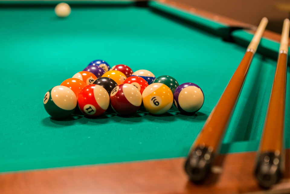 Etter opppussinga kan ein nå spille shuffleboard eller billiard på Strossa.