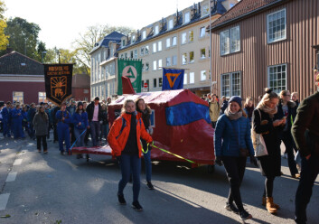 Linjeforeningene HC, Nabla og Delta gikk sammen for å vise samhold "600x0" "large-image" "left"}}Annenhver forening har med seg gigantiske høyttalere, og de har ikke blitt enige om å samkjøre spillelistene sine. Musikken blir derfor en blanding av listepop, russemusikk fra 2015, gamle slagere og swing. Når vi spør Placebo om hva tanken bak deres spilleliste er, så kommer svaret kontant: -- Rein syre. {{ image 24926 "UKEsjefen leder an prosesjonen på sin høye hest Linjeforeningene HC, Nabla og Delta gikk sammen for å vise samhold "600x0" "large-image" "left"}}Annenhver forening har med seg gigantiske høyttalere, og de har ikke blitt enige om å samkjøre spillelistene sine. Musikken blir derfor en blanding av listepop, russemusikk fra 2015, gamle slagere og swing. Når vi spør Placebo om hva tanken bak deres spilleliste er, så kommer svaret kontant: -- Rein syre. {{ image 24926 "UKEsjefen leder an prosesjonen på sin høye hest
