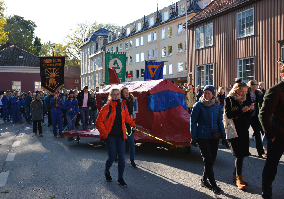 Linjeforeningene HC, Nabla og Delta gikk sammen for å vise samhold '600x0' 'large-image' 'left'}}Annenhver forening har med seg gigantiske høyttalere, og de har ikke blitt enige om å samkjøre spillelistene sine. Musikken blir derfor en blanding av listepop, russemusikk fra 2015, gamle slagere og swing. Når vi spør Placebo om hva tanken bak deres spilleliste er, så kommer svaret kontant: -- Rein syre. {{ image 24926 'UKEsjefen leder an prosesjonen på sin høye hest