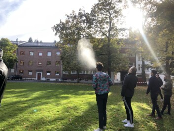 Deltakerne øver seg på å sprute vann. Deltakerne øver seg på å sprute vann.