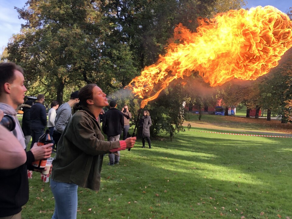Flammen blir betydelig større på Sunniva Sofie Bjørnbeths andre forsøk for dagen.