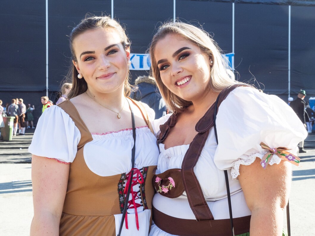 Yngvild (22) og Tonje (23) startet dagen halv ni med Baileys i kaffen. De mener oktoberfest er UKAs høydepunkt. Yngvild (22) og Tonje (23) startet dagen halv ni med Baileys i kaffen. De mener oktoberfest er UKAs høydepunkt.