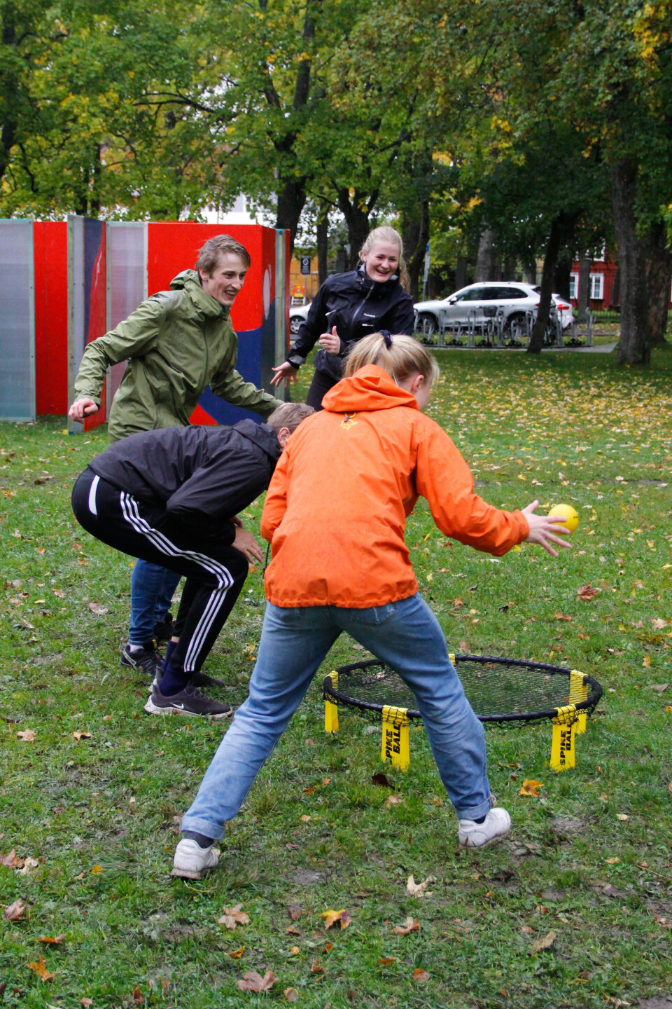 **Enkel sport:** Nett og ball er alt en trenger for å spille roundnet.