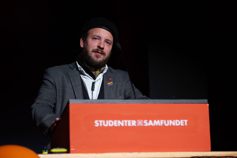 Eivind Rindal er kritisk til reformen ved Humanistisk Fakultet. Her avbildet et av mange besøk på Studentersamfundets talerstol.