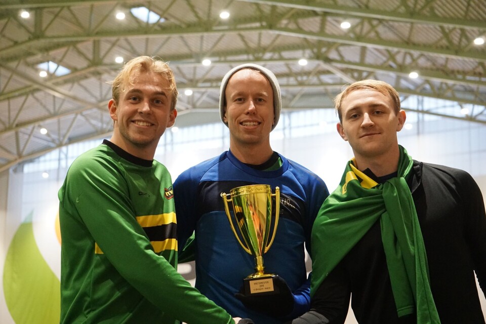 Trenerne på NTNUIs A-lag med pokalen som beviser seieren i kretsens 4. divisjon. Fra venstre: Trym Haakon Blaauw, Einar Moheim og Erlend Flø Gustad.