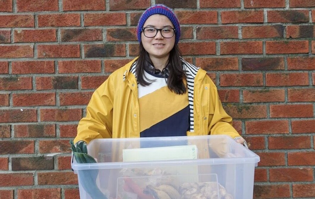 MATREDDER: Seyla Lecomte-Saur viser fram boksen med gratis mat som settes fram på Moholt Studentby. MATREDDER: Seyla Lecomte-Saur viser fram boksen med gratis mat som settes fram på Moholt Studentby.