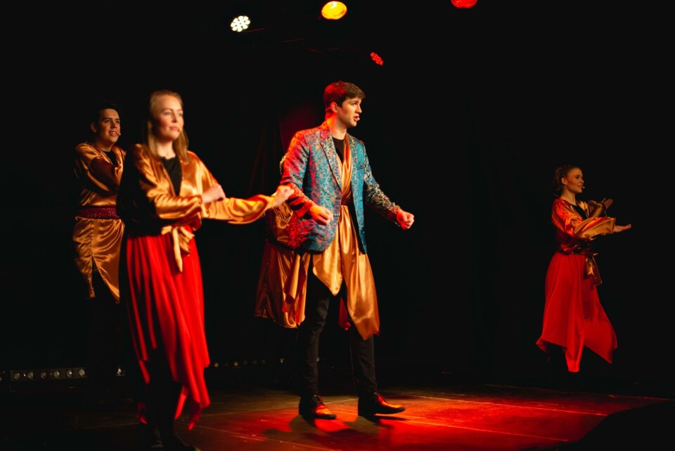 «Sjasjaman» var et av revyens høyenergiske musikknummer.
