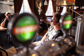 PÅ EDGAR: Christopher Devik, Bendik Austnes, Nikolai Anfeltmo og bryggmester Petter Svalby i en av venteperiodene. PÅ EDGAR: Christopher Devik, Bendik Austnes, Nikolai Anfeltmo og bryggmester Petter Svalby i en av venteperiodene.