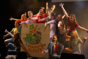 Fingrene på fatet er et solid og godt gjennomført show, men kunne godt vært finpusset avsluttingene på sketsjene sine litt, mener vår journalist. Fingrene på fatet er et solid og godt gjennomført show, men kunne godt vært finpusset avsluttingene på sketsjene sine litt, mener vår journalist.