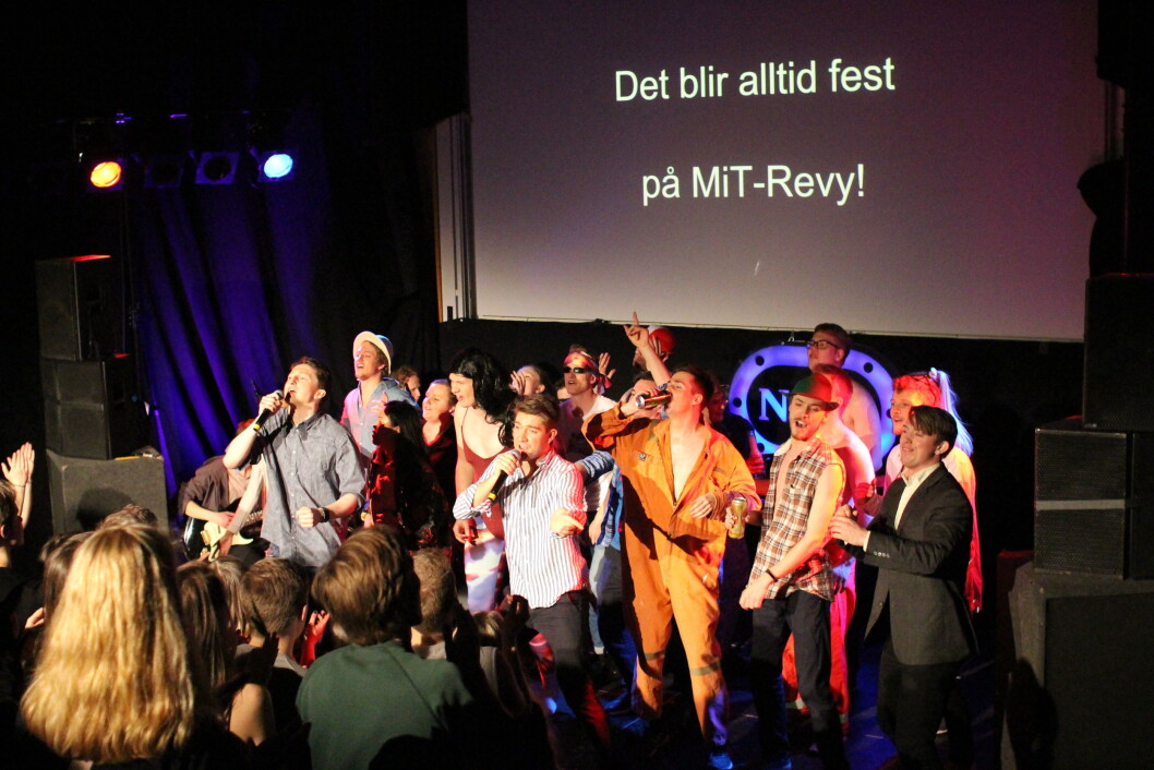 Revyen glitrer i sangnummerne, men faller flatt når det kommer til komikken. Revyen glitrer i sangnummerne, men faller flatt når det kommer til komikken.