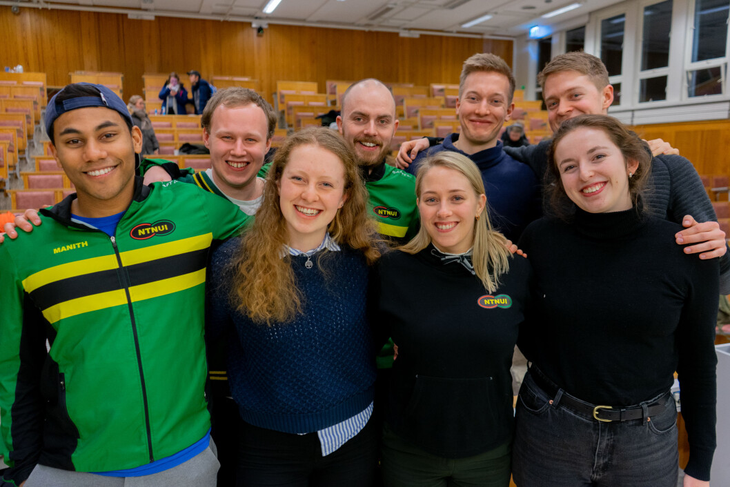 Bak f.v: Øystein Fruseth Christiansen (leder), Sven Andre Nygaard (Kasserer), Jørgen Salvesen (nestleder), Mats Finsås (styremedlem) Foran f.v.: Manith Randula Attanopla (1. vara), Idun Eide Stavseng (økonomiansvarlig), Monja Lien Jakobsen (styremedlem), Emilie Faarup Storvik (styremedlem) Bak f.v: Øystein Fruseth Christiansen (leder), Sven Andre Nygaard (Kasserer), Jørgen Salvesen (nestleder), Mats Finsås (styremedlem) Foran f.v.: Manith Randula Attanopla (1. vara), Idun Eide Stavseng (økonomiansvarlig), Monja Lien Jakobsen (styremedlem), Emilie Faarup Storvik (styremedlem)
