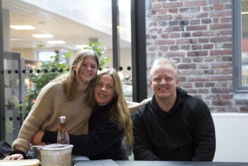 Smilende, men skeptiske: Solveig Tellevik, Emilie Kildal og Runar Løkkas synes purregebyrene var overraskende dyre. Smilende, men skeptiske: Solveig Tellevik, Emilie Kildal og Runar Løkkas synes purregebyrene var overraskende dyre.