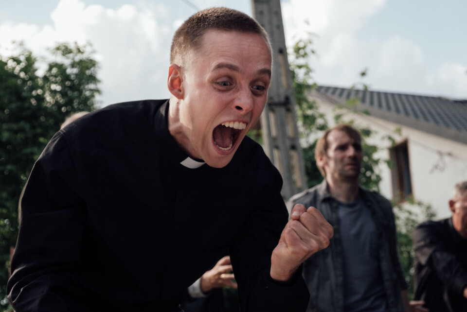 Daniel, spilt av Bartosz Bielenia, bruker fengselsterapi på landsbybeboerene.