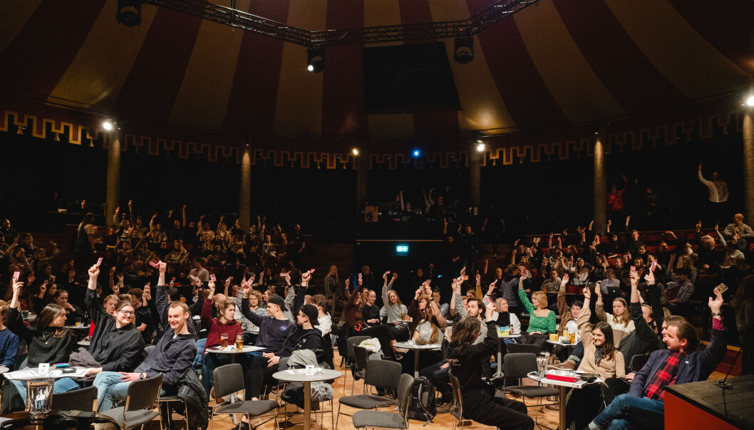 <strong>DIGITALT</strong> <strong>VALG:</strong> <strong></strong>Vanligvis er Storsalen full når det skal velges ny leder. I år må Samfundet for første gang kjøre digitalt valg. <strong>DIGITALT</strong> <strong>VALG:</strong> <strong></strong>Vanligvis er Storsalen full når det skal velges ny leder. I år må Samfundet for første gang kjøre digitalt valg.