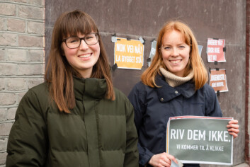 <b>RIV DEM IKKE. VI KOMMER TIL Å KLIKKE: </b>Arkitektstudentene Elise og Anne møtte opp for å demonstrere. <b>RIV DEM IKKE. VI KOMMER TIL Å KLIKKE: </b>Arkitektstudentene Elise og Anne møtte opp for å demonstrere.