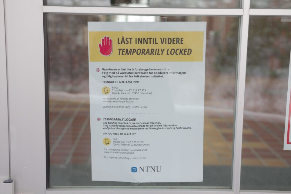 Hvor strengt? Til tross for beskjeder som dette var det flere steder man kunne komme seg inn uten adgangskort på campus fredag.