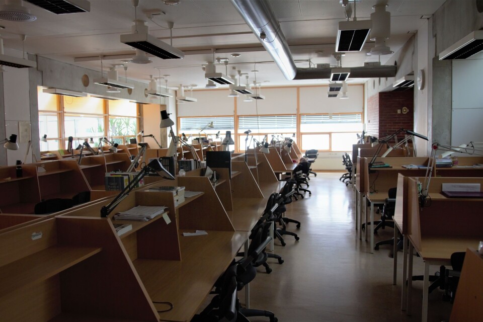 Dratt hjem: Etter at campus ble stengt torsdag, må studenter belage seg på å jobbe med oppgaver hjemmefra.