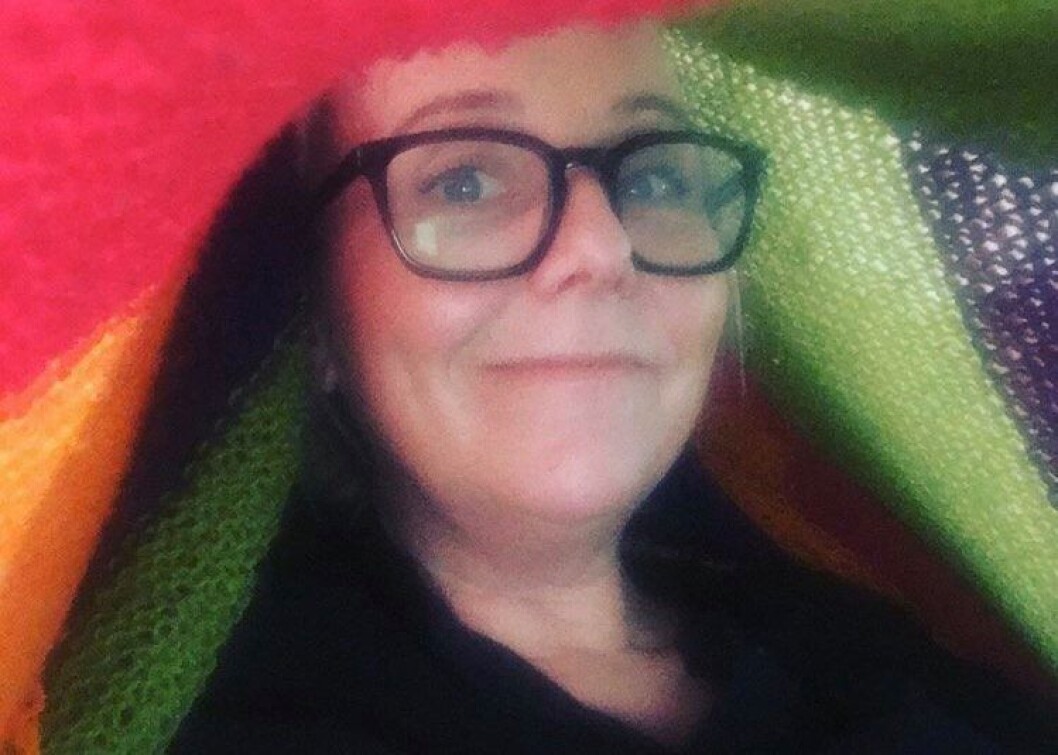 «Her sitter jeg under et teppe for å få god nok lyd til å lese andakter og sende NRK.» «Her sitter jeg under et teppe for å få god nok lyd til å lese andakter og sende NRK.»