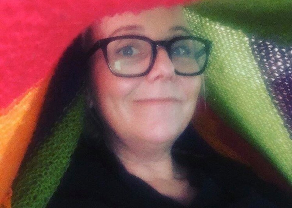 «Her sitter jeg under et teppe for å få god nok lyd til å lese andakter og sende NRK.»