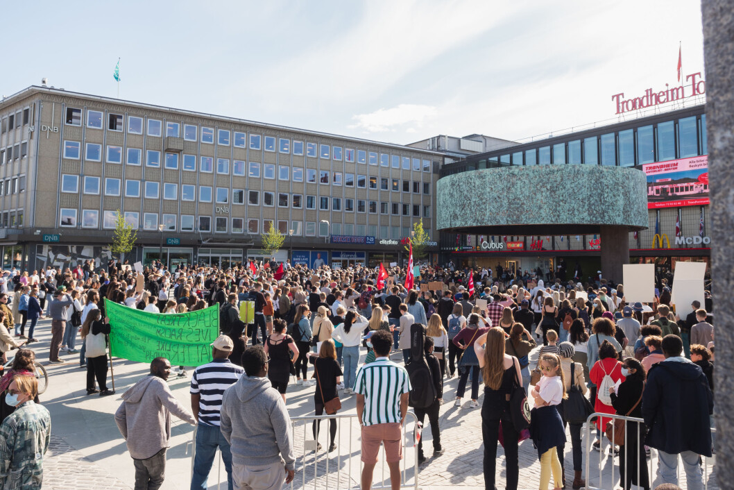 Det er estimert at mellom 500 og 800 mennesker deltok på protesten 9. juni. Det er estimert at mellom 500 og 800 mennesker deltok på protesten 9. juni.