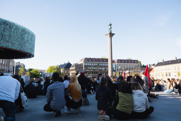 I stedet for et minutts stillhet knelte demonstrantene i nesten ni minutter, like lenge som George Floyd ble kvalt. I stedet for et minutts stillhet knelte demonstrantene i nesten ni minutter, like lenge som George Floyd ble kvalt.