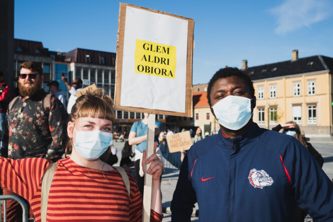 Betty og Ibo kommer til saken med ulike bakgrunner. Flere bærte skilt i minne om Eugene Ejike Obiora som ble kvalt og døde i 2006 etter Trondheimspolitet tok et halsgrep på ham. Betty og Ibo kommer til saken med ulike bakgrunner. Flere bærte skilt i minne om Eugene Ejike Obiora som ble kvalt og døde i 2006 etter Trondheimspolitet tok et halsgrep på ham.