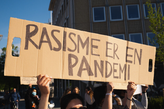 Selv om mange var samlet for å protestere rasisme, var koronaviruset til stede i folks bevissthet. Selv om mange var samlet for å protestere rasisme, var koronaviruset til stede i folks bevissthet.