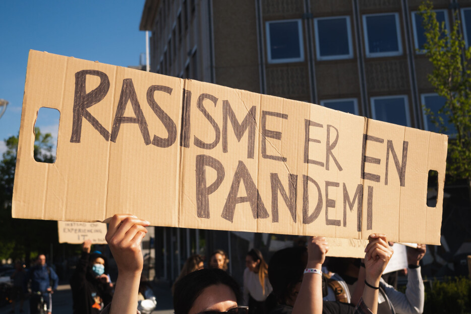 Selv om mange var samlet for å protestere rasisme, var koronaviruset til stede i folks bevissthet.