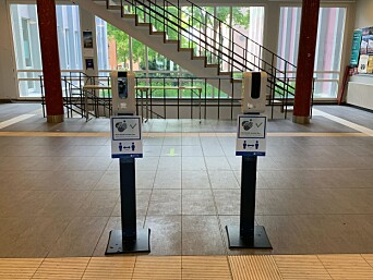 <b>Rene hender:</b> Stasjoner med hånddesinfeksjon er også på plass. <b>Rene hender:</b> Stasjoner med hånddesinfeksjon er også på plass.