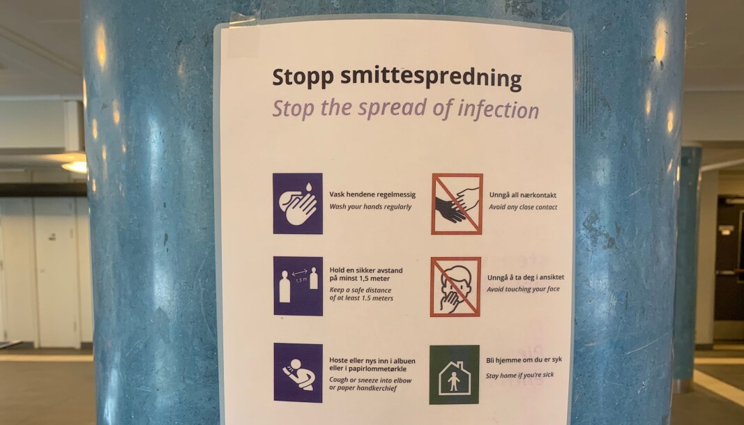 <b>Informerer: </b>Flere plakater har blitt hengt opp, med informasjon både på norsk og engelsk. <b>Informerer: </b>Flere plakater har blitt hengt opp, med informasjon både på norsk og engelsk.