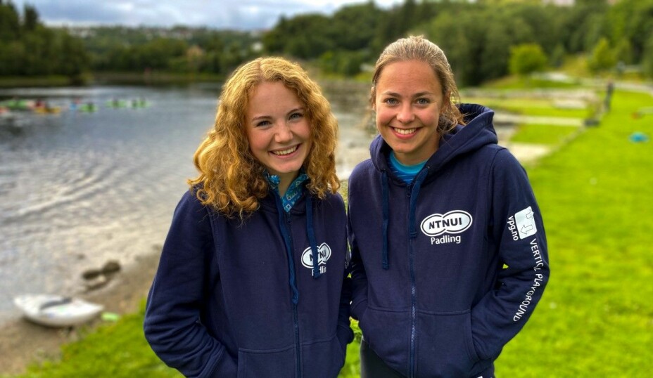 NYLIG ENGASJERTE: Ingrid Steensland Hoelsæter og Astrid Øygarden Myrhaug prøvde padling for første gang i fjor.
