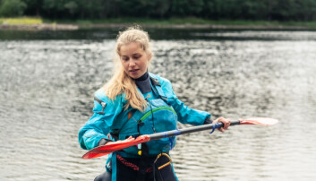<b>ERFAREN:</b> Kjersti Brynestad er en av to drevne padlere ute i vannet.
