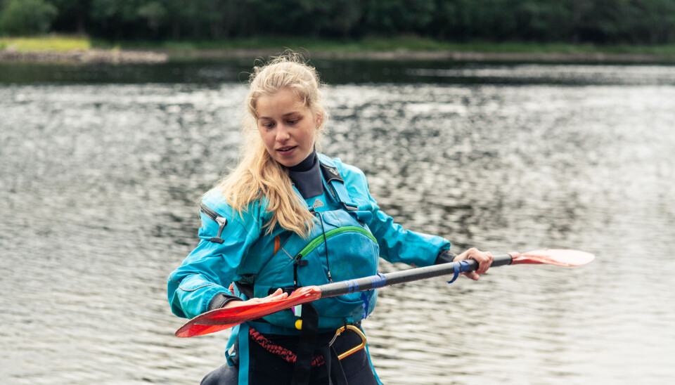 ERFAREN: Kjersti Brynestad er en av to drevne padlere ute i vannet. ERFAREN: Kjersti Brynestad er en av to drevne padlere ute i vannet.