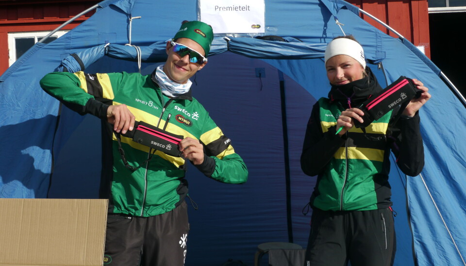 PREMIE: Ulrik Astrup Arnesen løp til en sterk 3.plass på sprinten. Dagen etter stod han frivillig ved premieteltet sammen med Hannah Malmei. PREMIE: Ulrik Astrup Arnesen løp til en sterk 3.plass på sprinten. Dagen etter stod han frivillig ved premieteltet sammen med Hannah Malmei.
