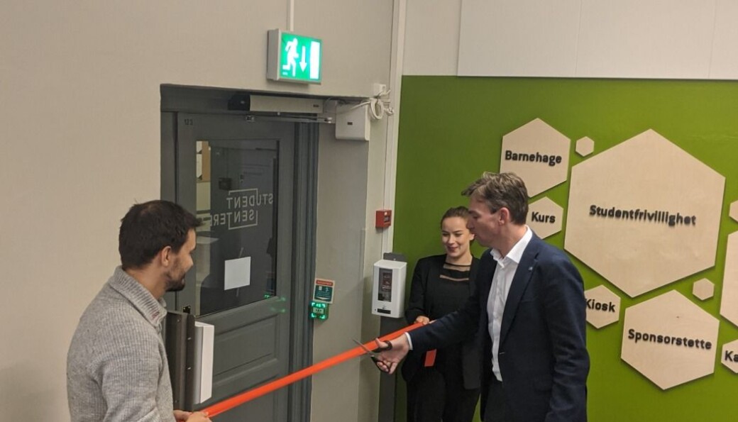<b>OFFISIEL ÅPNING: </b>Henrik Asheim markerer studentsenteret som åpent ved å klippe. <b>OFFISIEL ÅPNING: </b>Henrik Asheim markerer studentsenteret som åpent ved å klippe.