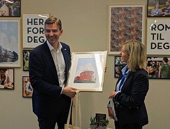 <b>Samfundet: </b>Asheim fikk et innrammet bilde i gave av administrerende direktør i Sit Audhild Kvasheim <b>Samfundet: </b>Asheim fikk et innrammet bilde i gave av administrerende direktør i Sit Audhild Kvasheim