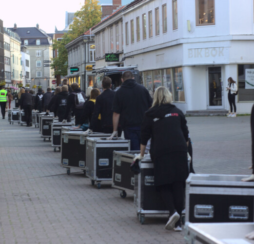 <b>DEMONSTRASJON:</b> Sceneteknikere gikk i demonstrasjonstog gjennom Trondheim sentrum onsdag formiddag. <b>DEMONSTRASJON:</b> Sceneteknikere gikk i demonstrasjonstog gjennom Trondheim sentrum onsdag formiddag.