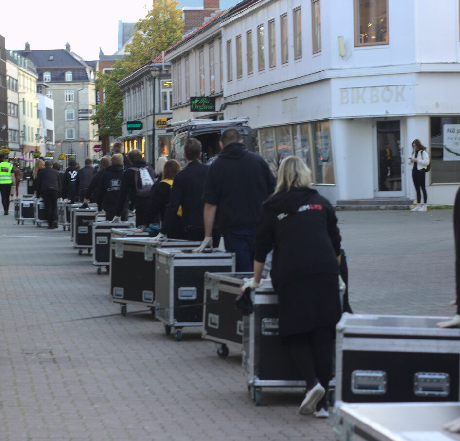 DEMONSTRASJON: Sceneteknikere gikk i demonstrasjonstog gjennom Trondheim sentrum onsdag formiddag.