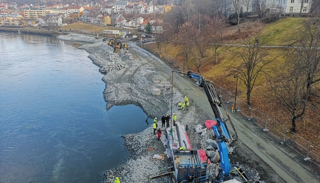 <b>FYLL:</b> Slik så det ut i høst da arbeidet med fyllinga i Nidelva startet. <b>FYLL:</b> Slik så det ut i høst da arbeidet med fyllinga i Nidelva startet.