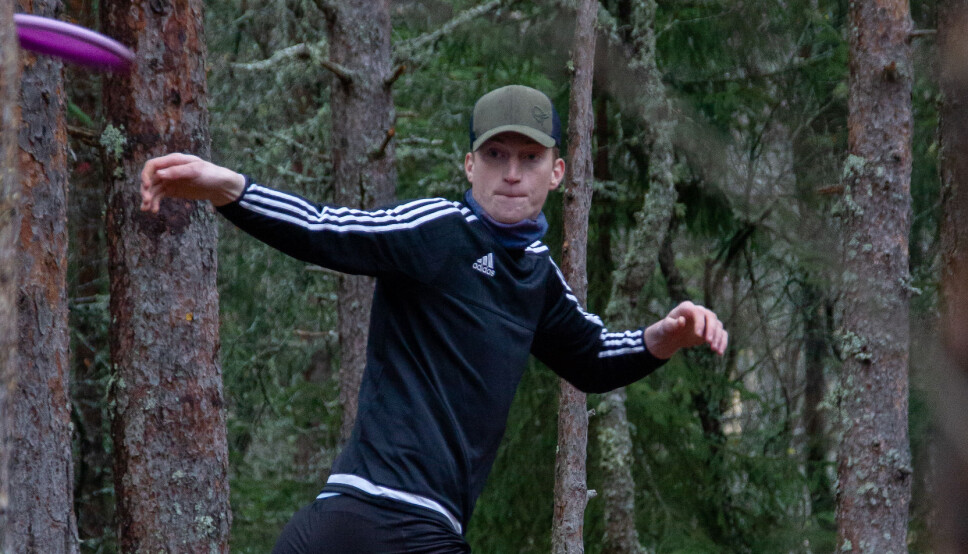 TIL SKOGS: Frisbeegolf tilbyr både naturopplevelser og mosjon. TIL SKOGS: Frisbeegolf tilbyr både naturopplevelser og mosjon.