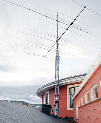 <b>SIKKERHET:</b> Alle som går over sikkerhetssnora på
kanten av taket er automatisk utmeldt av klub-
ben, slik sikrer de at ingen ARK-ere noen gang
faller ned. <b>SIKKERHET:</b> Alle som går over sikkerhetssnora på
kanten av taket er automatisk utmeldt av klub-
ben, slik sikrer de at ingen ARK-ere noen gang
faller ned.