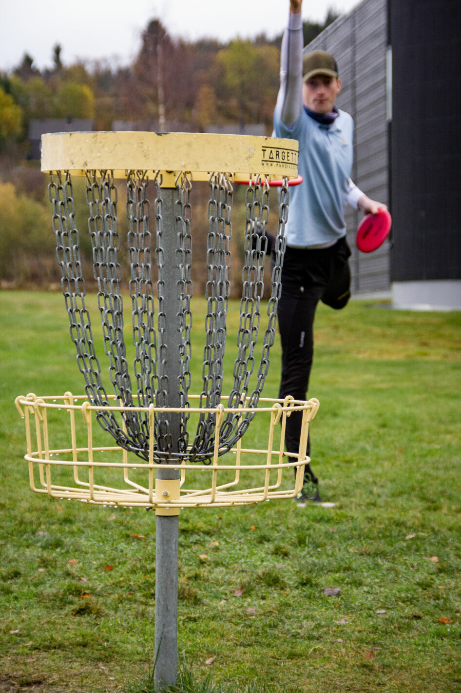 EN KURV OG EN FRISBEE: Mer trengs ikke for å spille frisbeegolf.