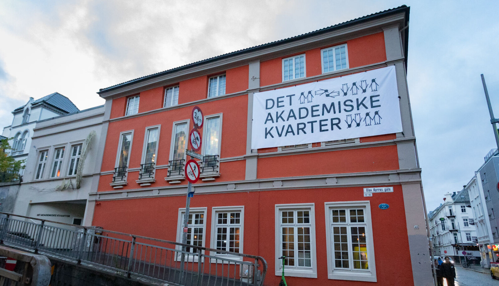 <b>SAMLET STUDENTHUS? </b>Det Akademiske Kvarteret i Bergen består i dag av
fem ulike DORGer.<b><br> </b> <b>SAMLET STUDENTHUS? </b>Det Akademiske Kvarteret i Bergen består i dag av
fem ulike DORGer.<b><br> </b>