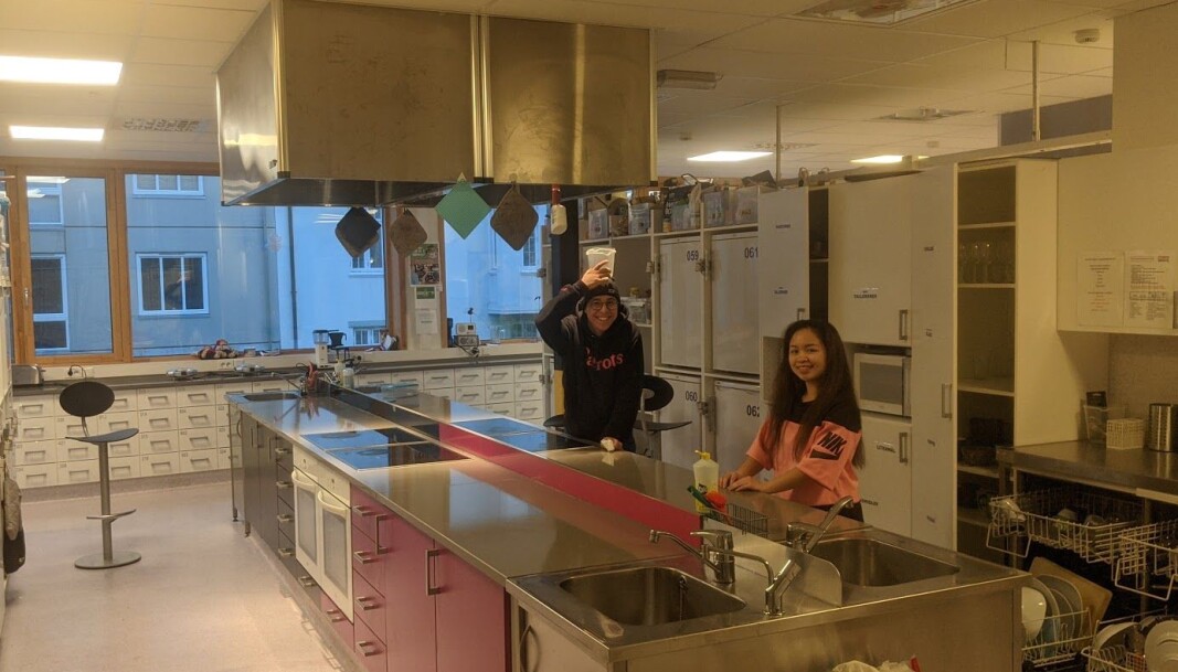 <strong>UNIK SITUASJON: </strong>Mia Elisenberg leder beboerutvalget i et 110-mannskollektiv. Her er hun avbildet sammen med Thales De Jonge, som også er med i beboerutvalget. <strong>UNIK SITUASJON: </strong>Mia Elisenberg leder beboerutvalget i et 110-mannskollektiv. Her er hun avbildet sammen med Thales De Jonge, som også er med i beboerutvalget.